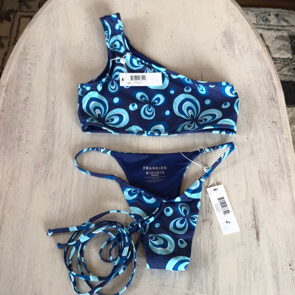 Frankie’s bikinis syd top Layla bottom